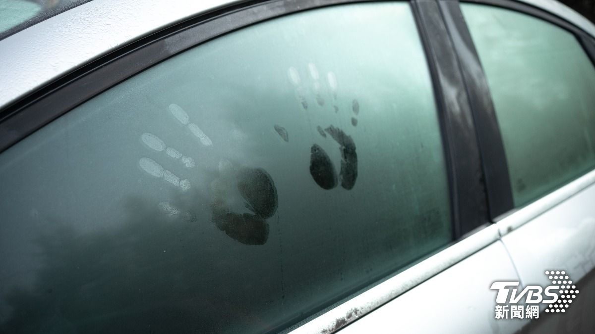 才剛參加完告別式…校長順搭女師便車 竟伸狼爪「襲胸又舔耳」
