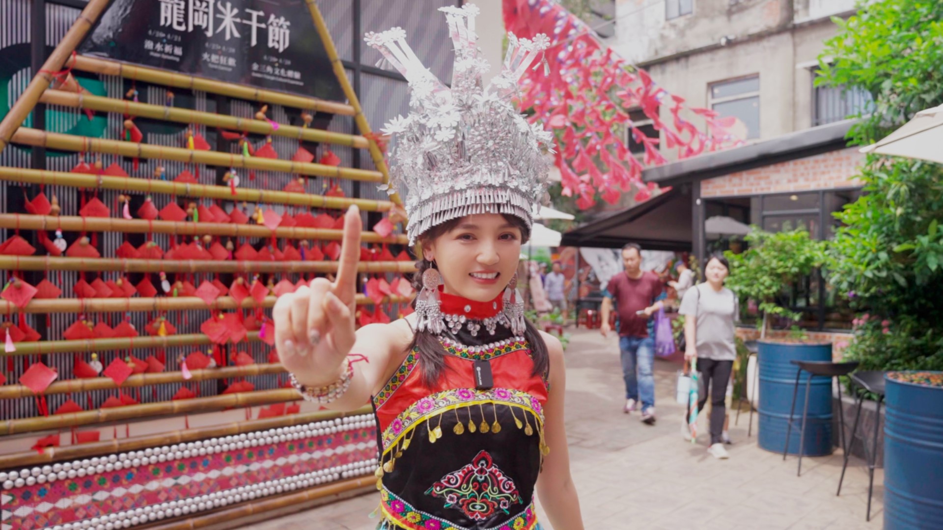 ▲《Chill桃不一樣》主持人Dora換上傳統服飾體驗龍岡米干節活動。來源：桃園市政府