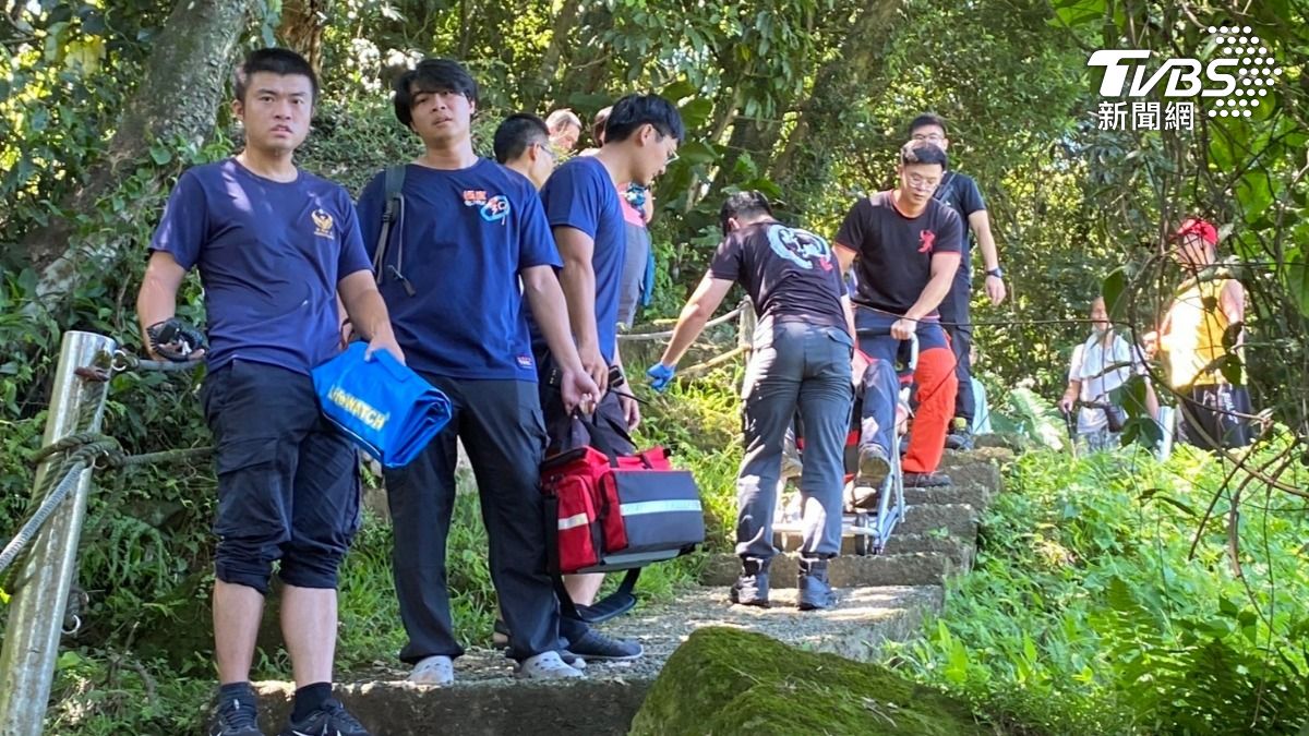 賞桐秘境出意外!山友突「肢體麻痺呼吸喘」 警頂高溫上山急救