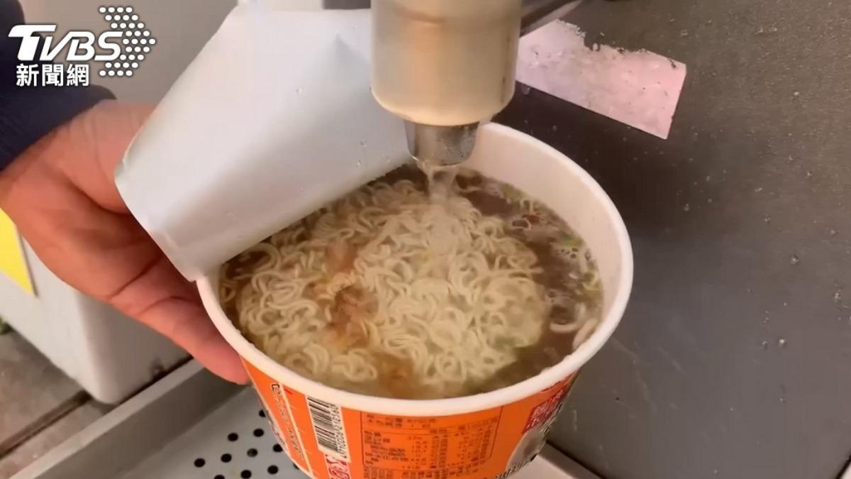 不少遊客紛紛轉往福榕宮吃泡麵,短短三天就吃掉破千碗。(圖/TVBS資料照)