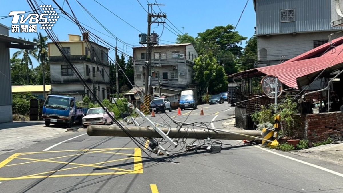 小貨車「碰」自撞！電杆整根倒下橫躺路中　台電急派員搶修