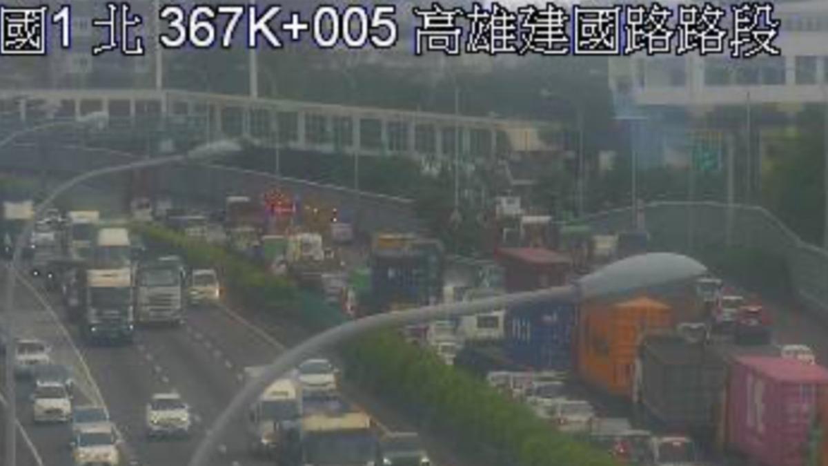 車流回堵嚴重,目前國道警方已經趕往現場。(圖/翻攝自高速公路1968)