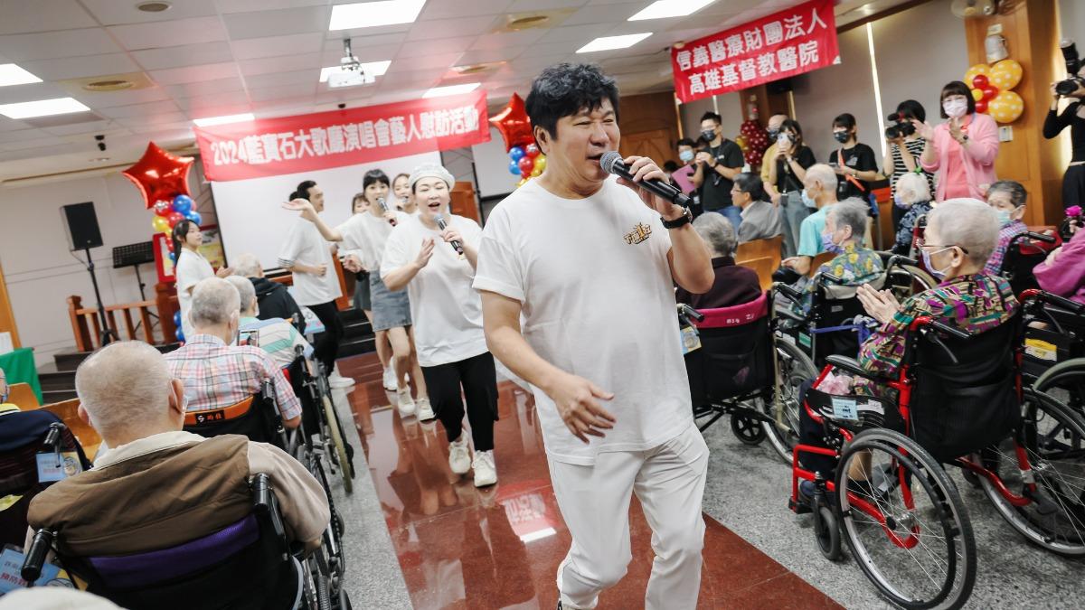 張秀卿演唱快板的代表作〈車站〉,藝人們在場內走動帶動現場活動氣氛。(圖/高雄流行音樂中心提供)