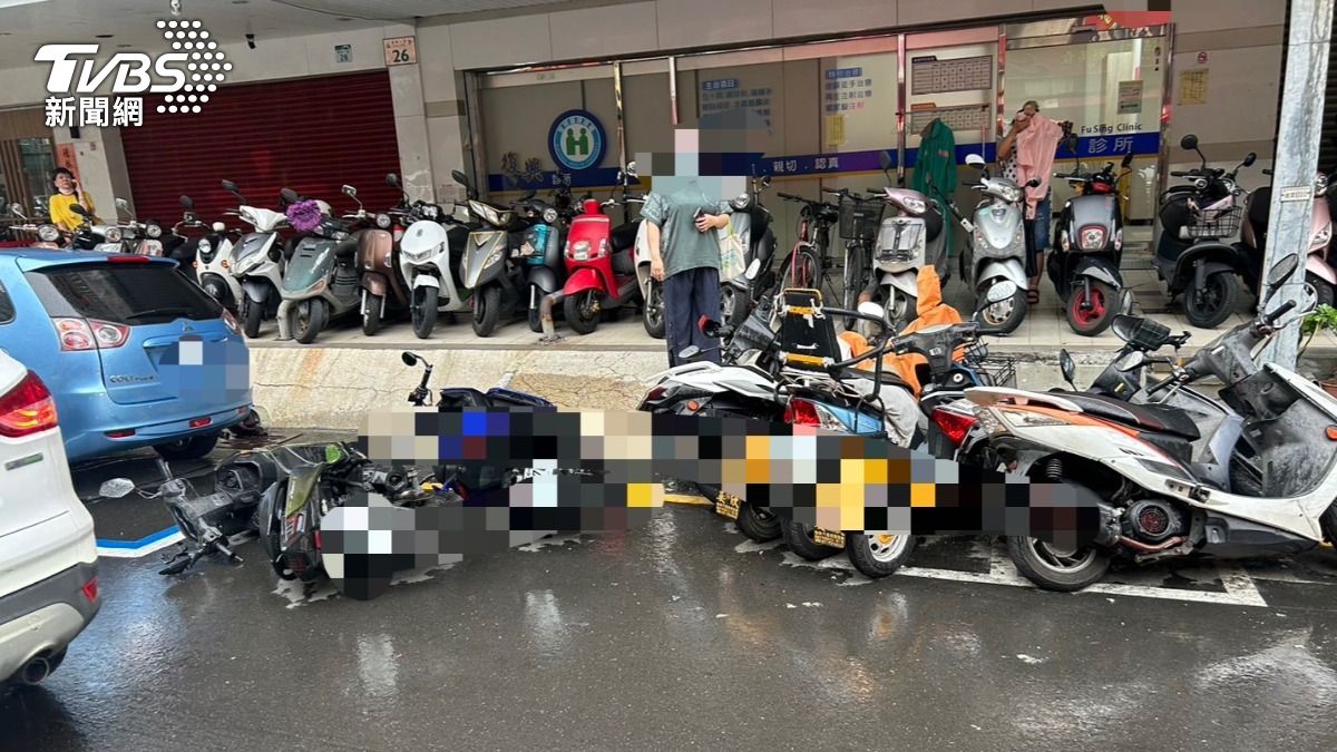 路旁24輛機車遭到撞倒。(圖/TVBS)