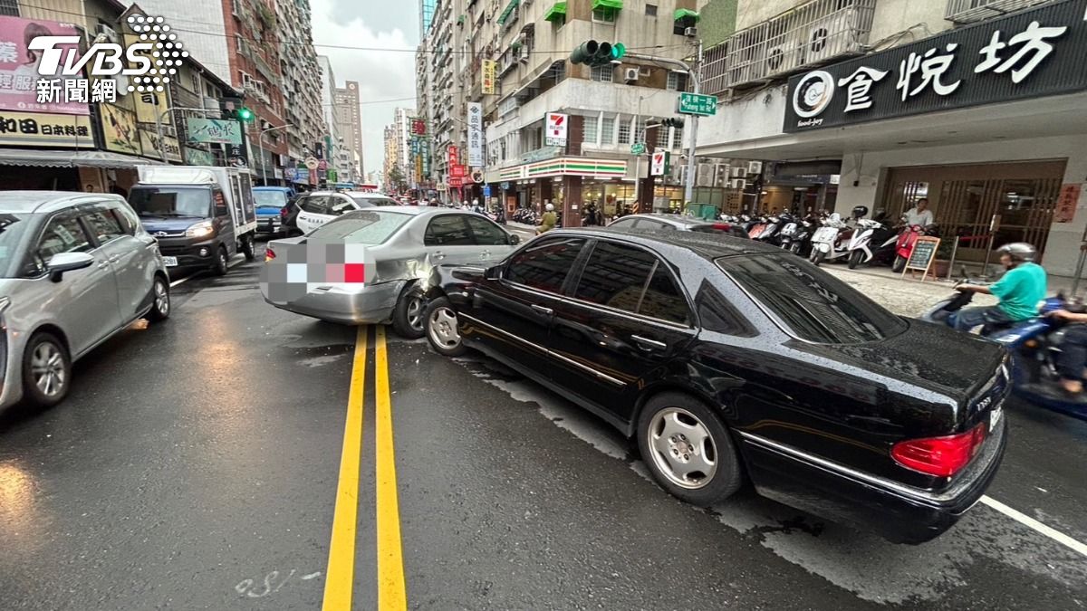 戴婦稱因為身體不適,車輛偏移後撞上路旁停放的機車與行進中的汽車。(圖/TVBS)