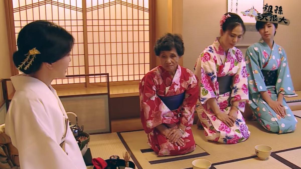 阿嬤、媽媽以及郁婷,換和服體驗茶道。(圖/翻攝自YT@beingyou_pts)