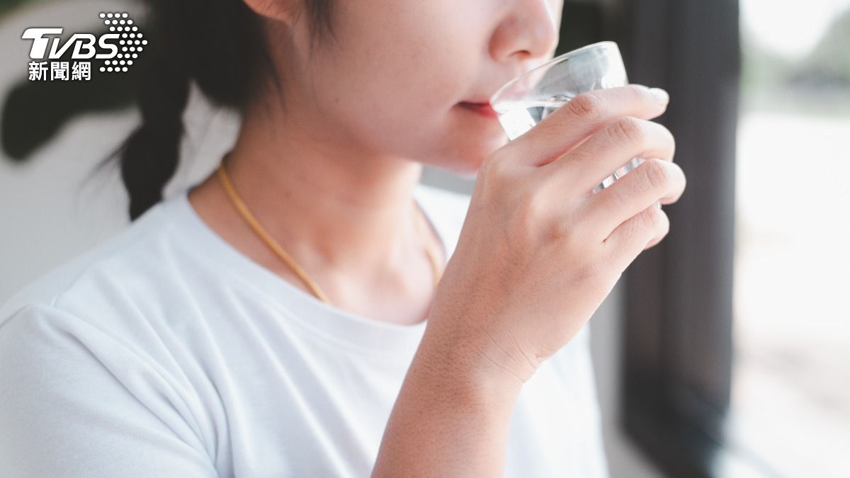 白開水也有有效期限!營養師曝「4種水不要喝」:恐喝到有害毒水