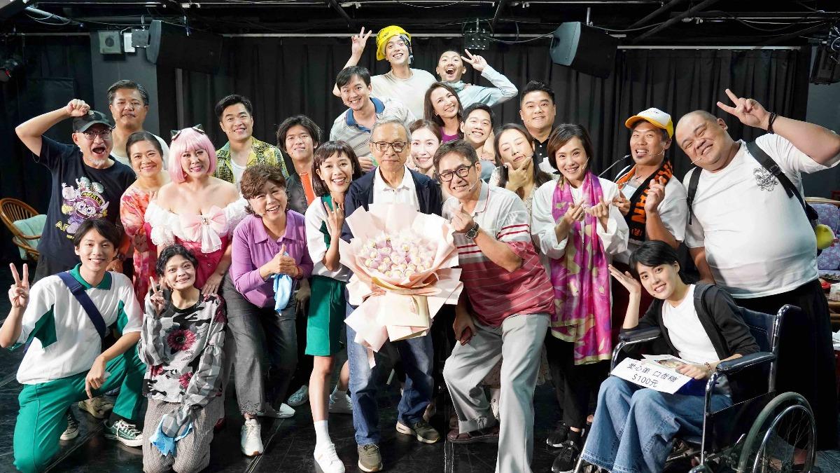 《人間條件一》全體演員為導演吳念真(前排中)獻上生日祝福。(圖/綠光劇團提供,張大魯攝影)