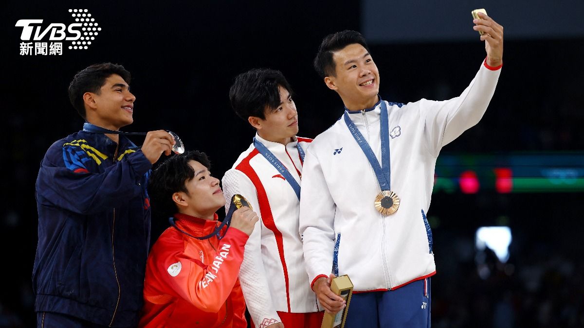唐嘉鴻和日本、中國、哥倫比亞選手自拍。（圖／達志影像路透社）
