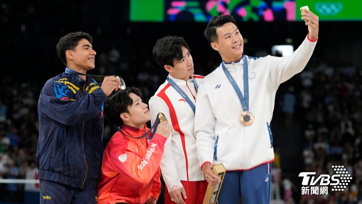 唐嘉鴻與張博恆、岡慎之助、巴拉哈斯等4位選手留下合照。（圖／達志影像路透社）