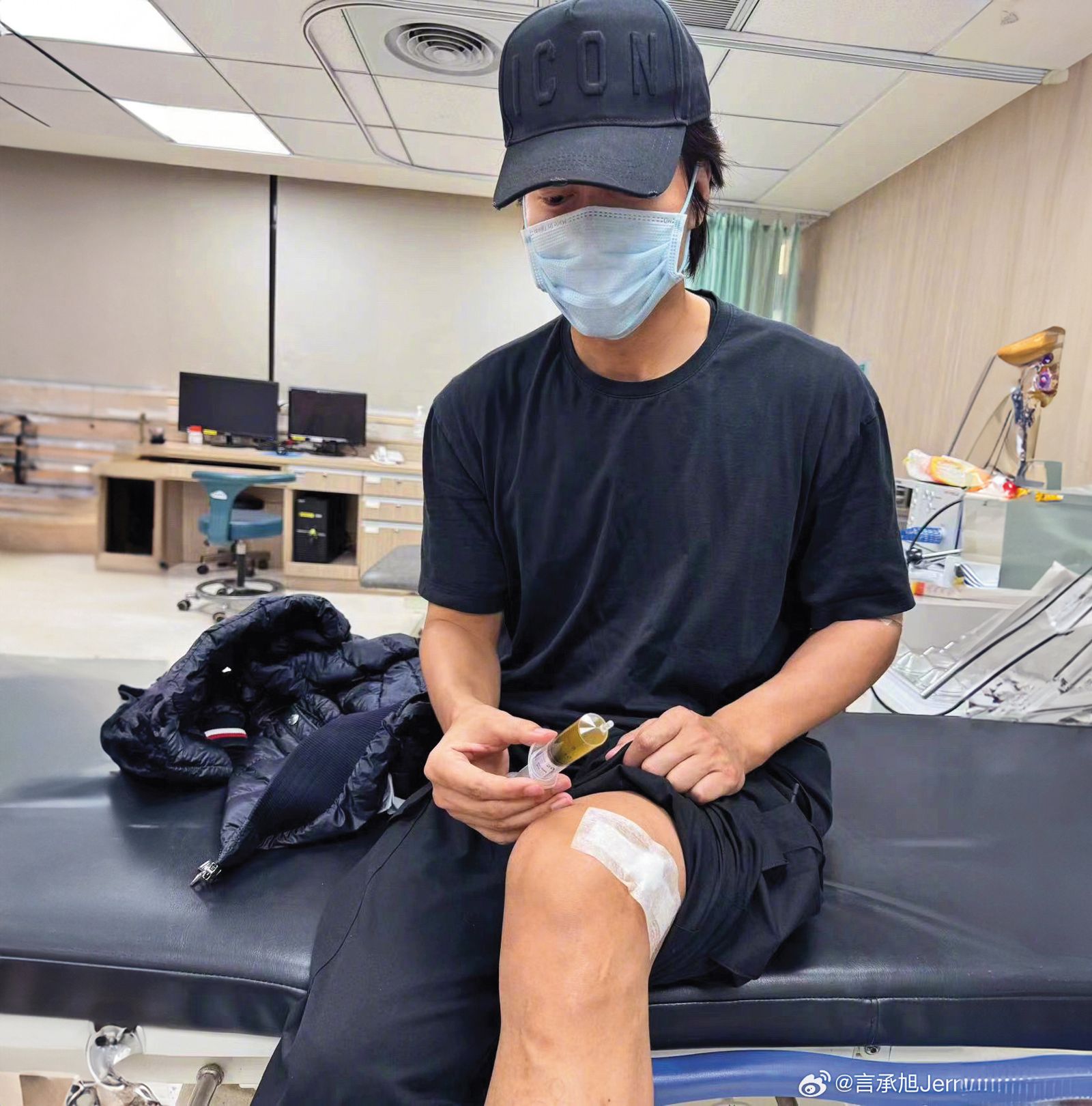言承旭6月底po出膝蓋抽出積水的畫面，消腫後才減低疼痛。（圖／翻攝自言承旭微博）
