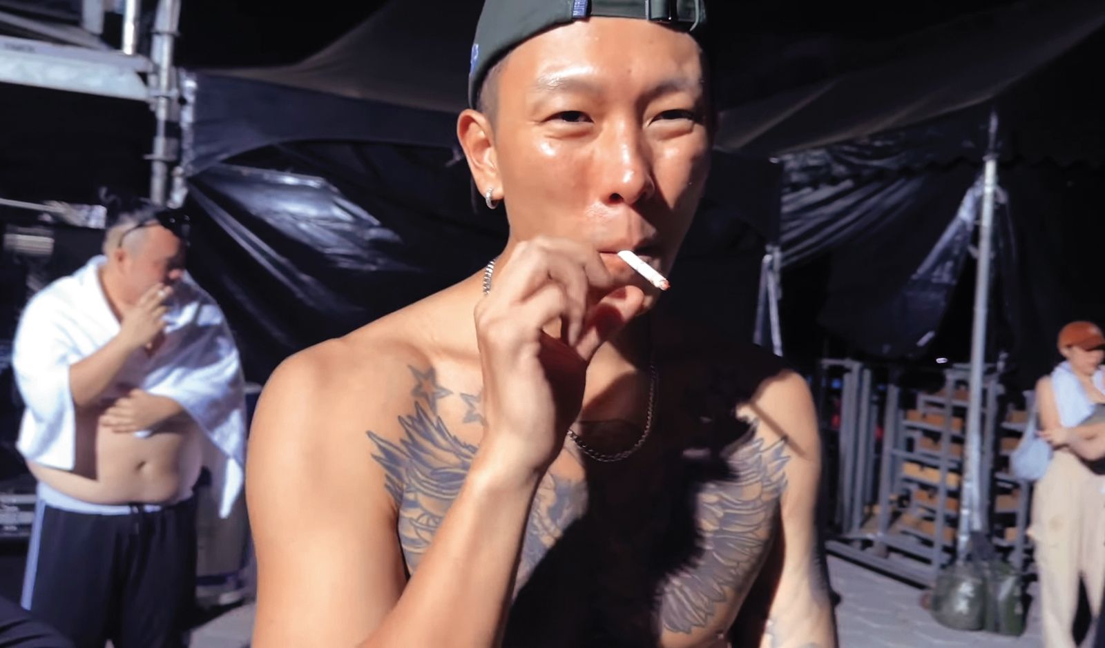 在演出後，瘦子（前）脫掉上衣在後台抽菸抒壓，後方的大淵（後）也在吞雲吐霧。（圖／翻攝自本色音樂臉書）