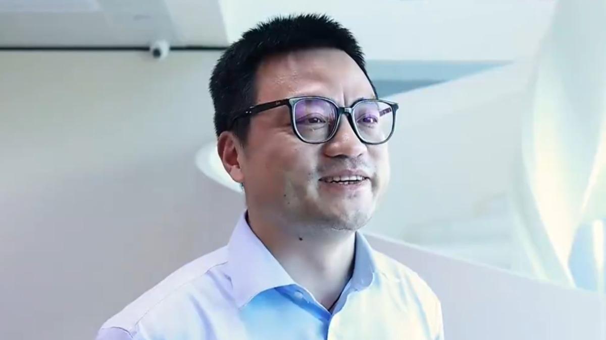 主管聽完請假理由,一臉「妳在跟我開玩笑?」(圖/翻攝自微博)