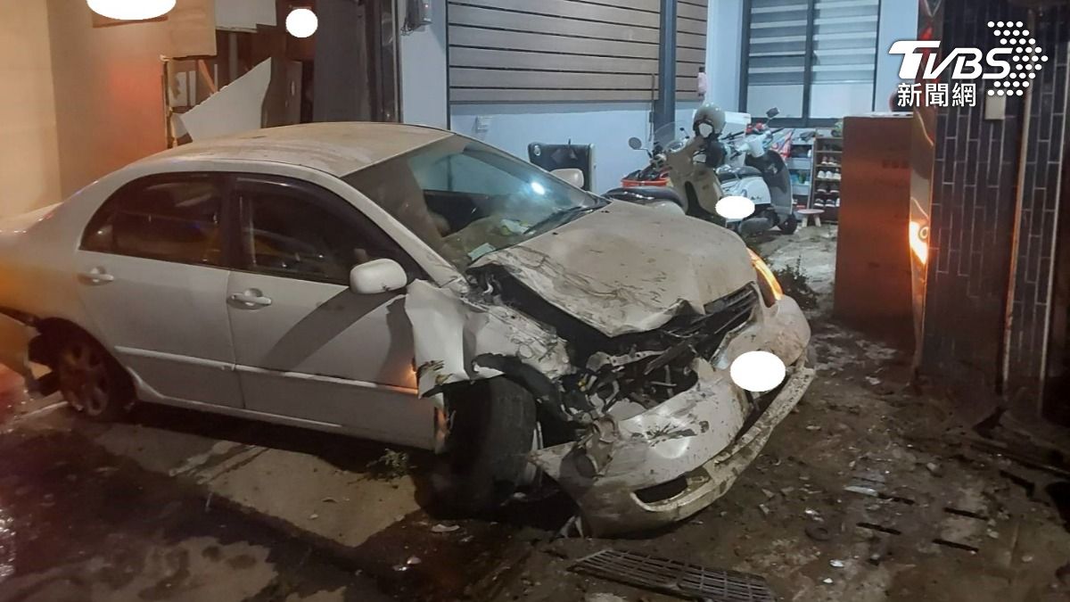 嘉義男開車貪看手機　下秒「飛越分隔島」狠撞住家、車全毀