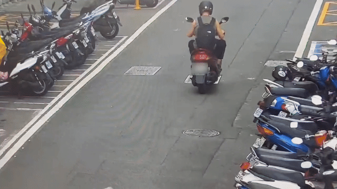 桃園男開車失控撞27輛汽機車。（圖／TVBS）
