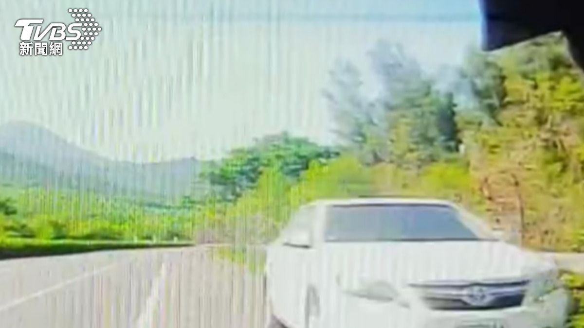 白色轎車就高速衝撞上來往尤男猛撞,全程不到10秒鐘。(圖/TVBS)
