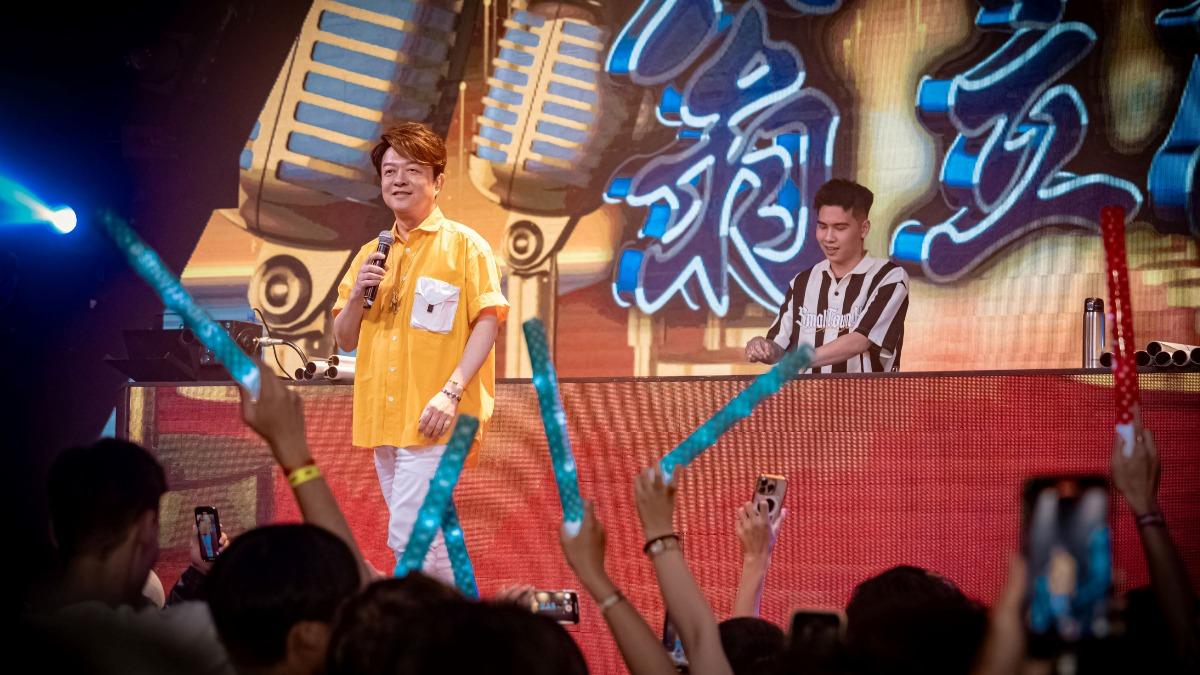 翁立友解放自我。（圖／Super House  提供）