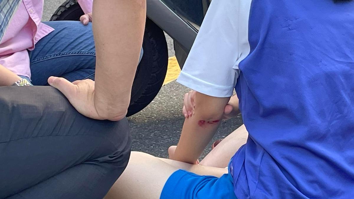 謝國樑目睹母女過馬路遭撞,急協助報警。(圖/翻攝自余治明臉書)