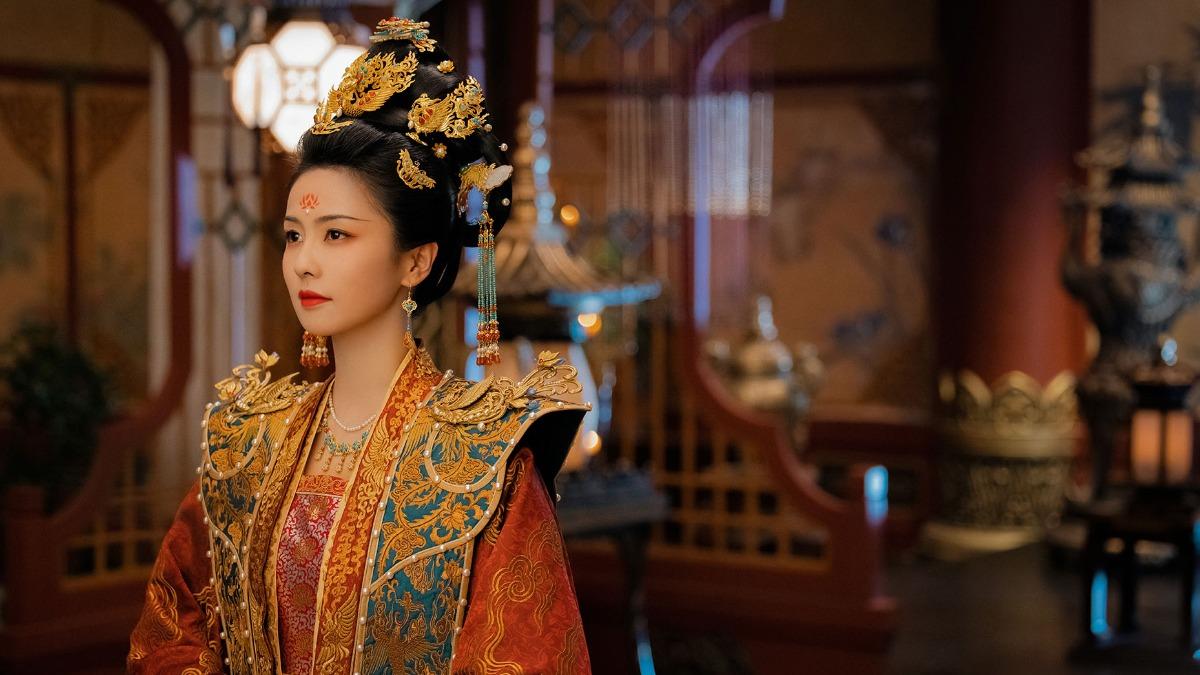 白鹿《寧安如夢》飾演的「姜雪寧」原先是個為達目的不擇手段的心機皇后。(圖/中天娛樂台提供)