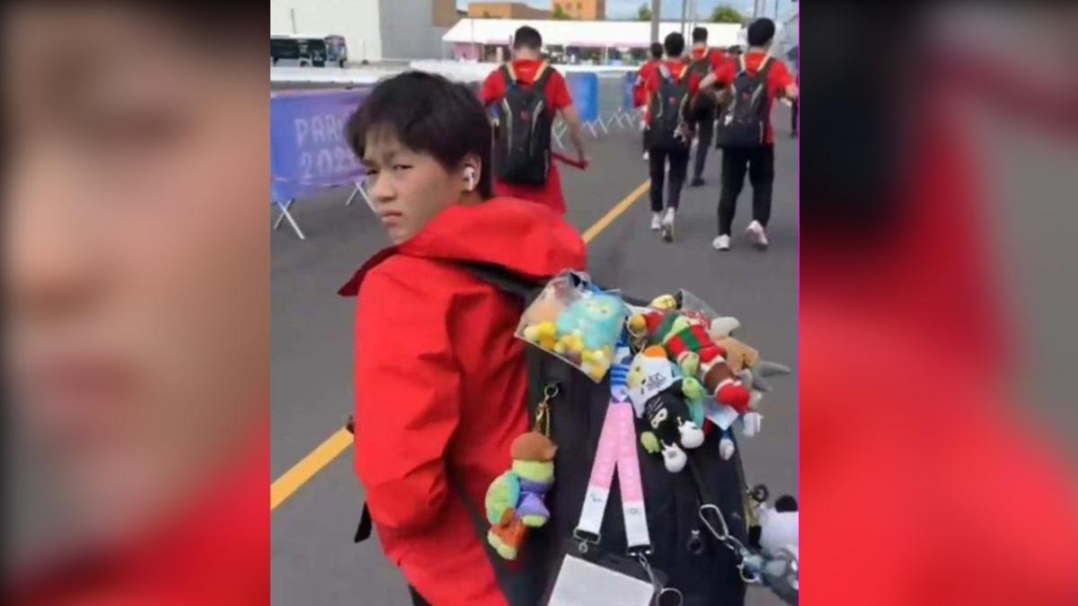 全紅嬋被拍到背包掛滿動物公仔。(圖/翻攝自微博)