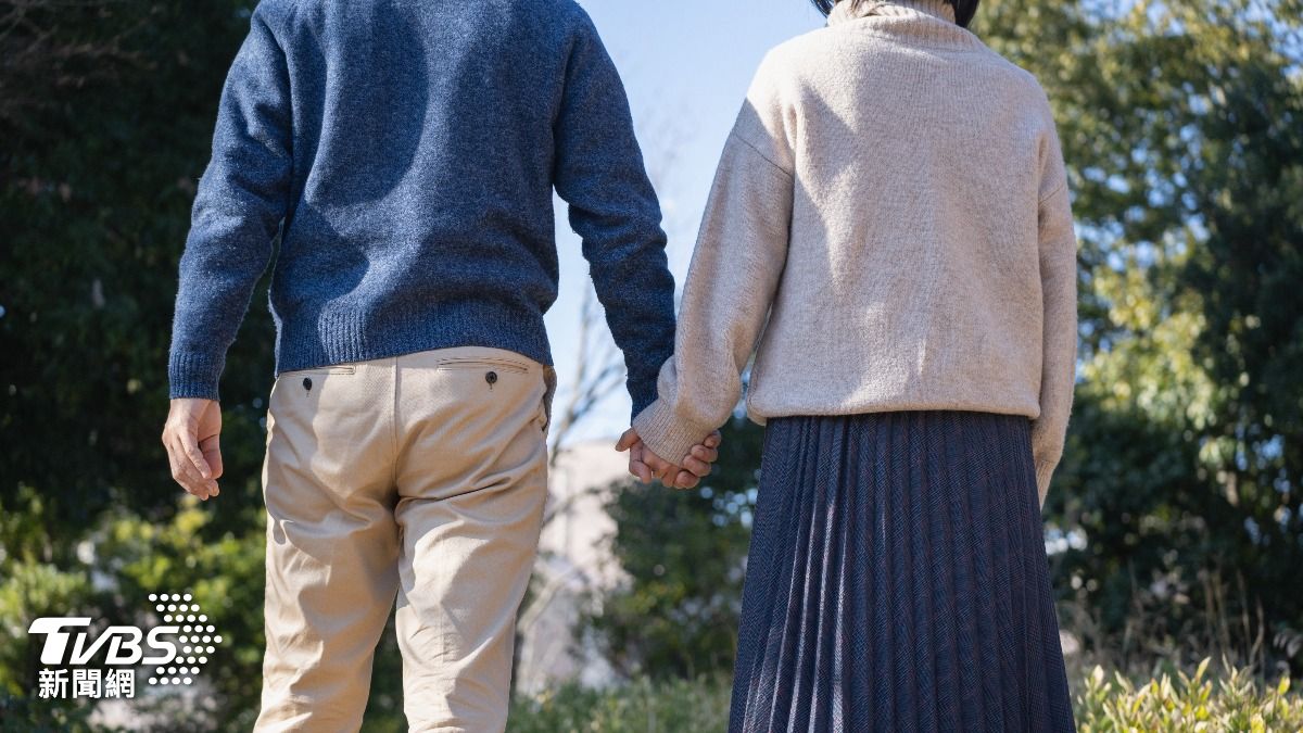 不演了?妻過世老翁悲痛欲絕 1個月後突變「連帶5女回家」
