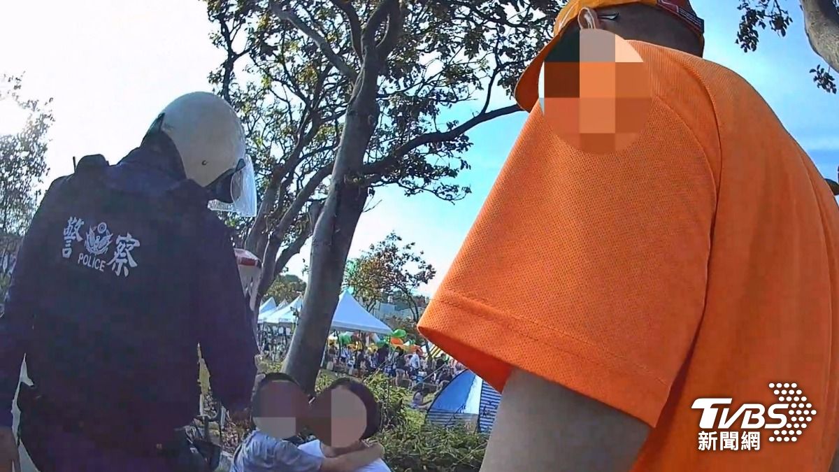 高雄弟弟吃不到點心大崩潰 警溫柔安撫和父母「勾勾手和好」