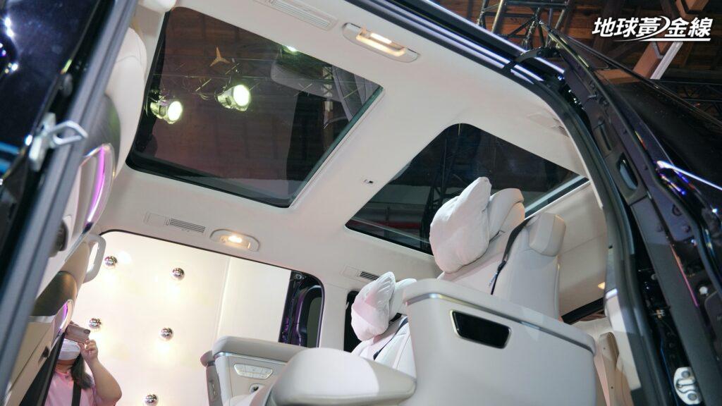 頂規V 250 d Exclusive更是配備了大面積天窗。(圖/地球黃金線)
