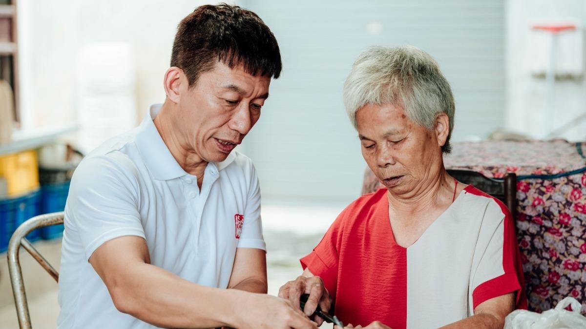 「站不住了」!郭子乾心疼80歲拾荒阿嬤 月入2000養中風兒