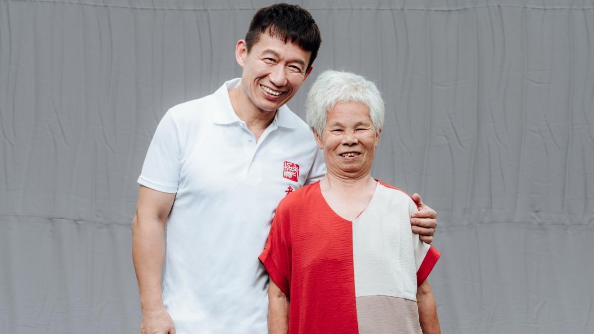 郭子乾(左)籲各界慷慨解囊捐款。(圖/中華民國老人福利關懷協會提供)