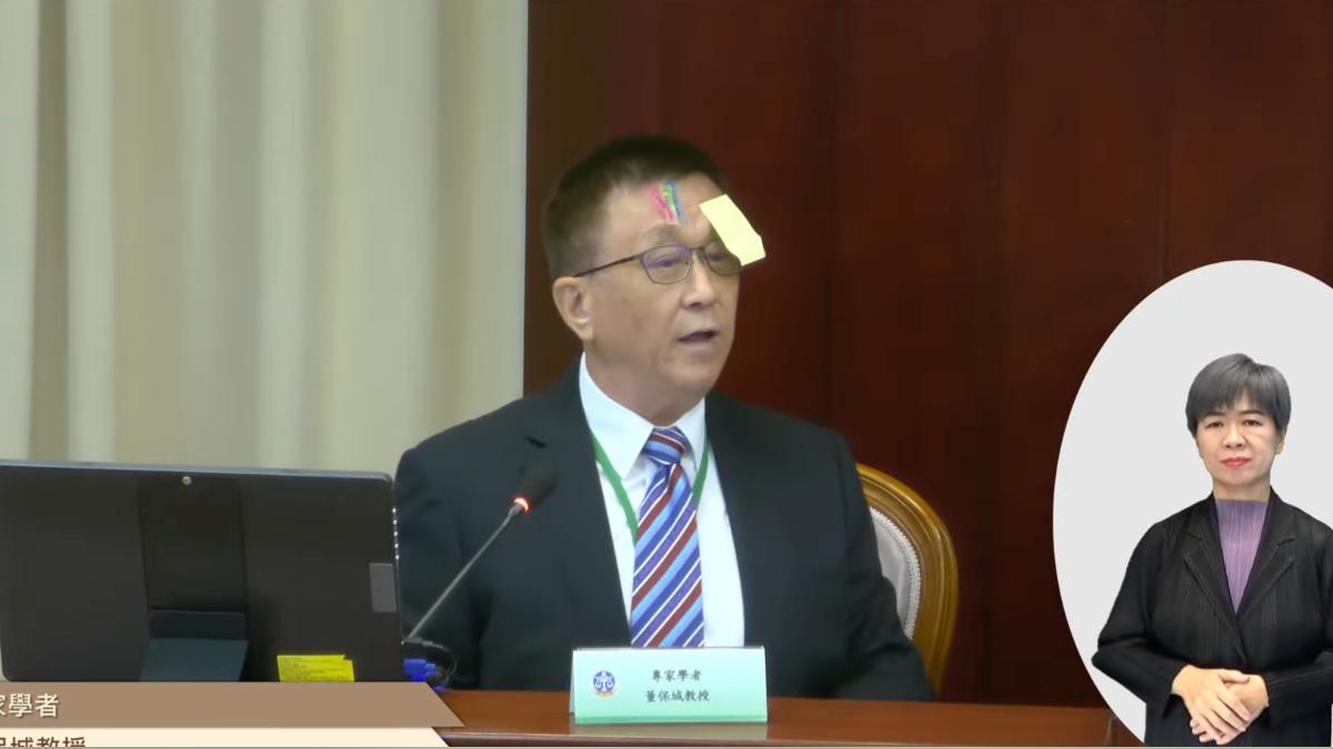 東吳教授董保城用便利貼貼在額頭上告訴大家，這就是所謂的明顯重大瑕疵。（圖／TVBS）