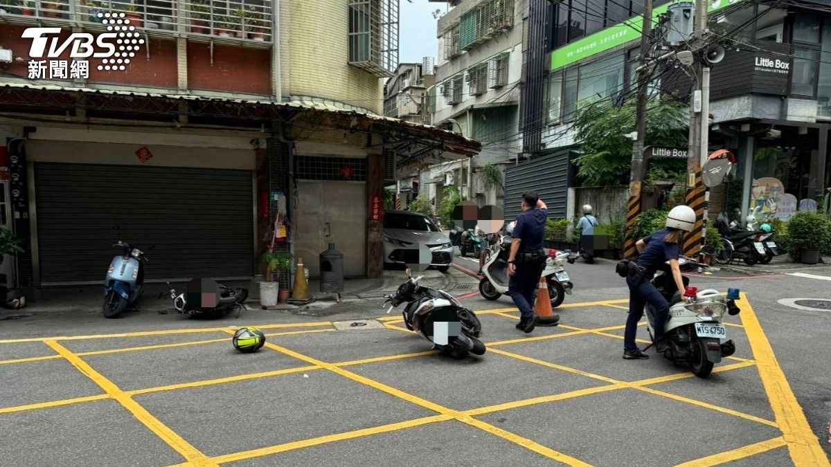 2輛機車在巷口發生擦撞,陳姓老翁當場失去生命徵象,所幸送醫後救回一命。(圖/TVBS)