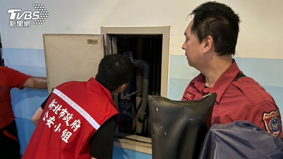 新北市消防局與新北市政府公安小組針對高樓建物的管線進行稽查。（圖／TVBS）