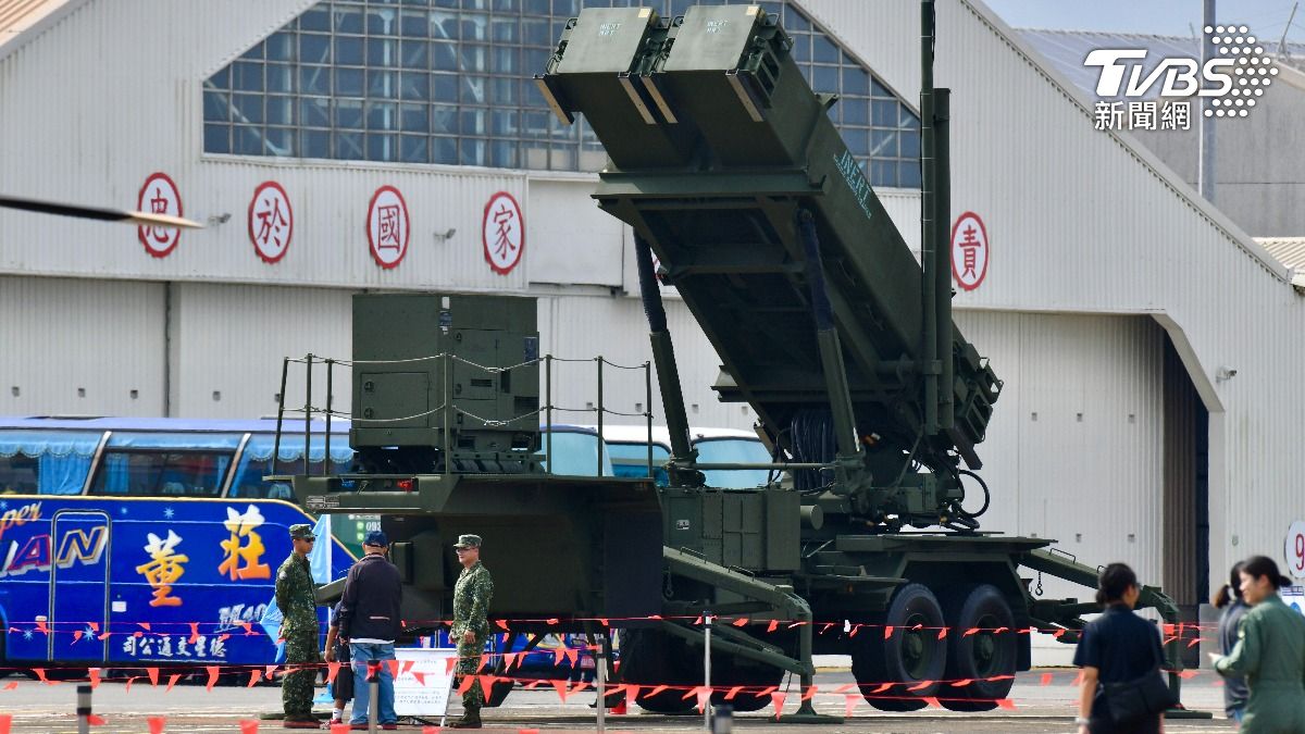 除了動態演出外,三軍也展出各型軍機、阿帕契攻擊直升機和愛國者飛彈等總計27種空地武器裝備。(圖/胡瑞麒攝)