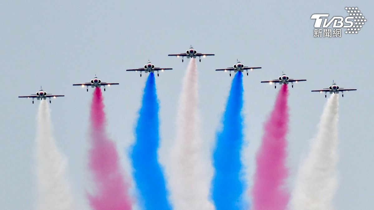 空軍嘉義基地營區開放預演活動,空中操演由雷虎小組開場。(圖/胡瑞麒攝)