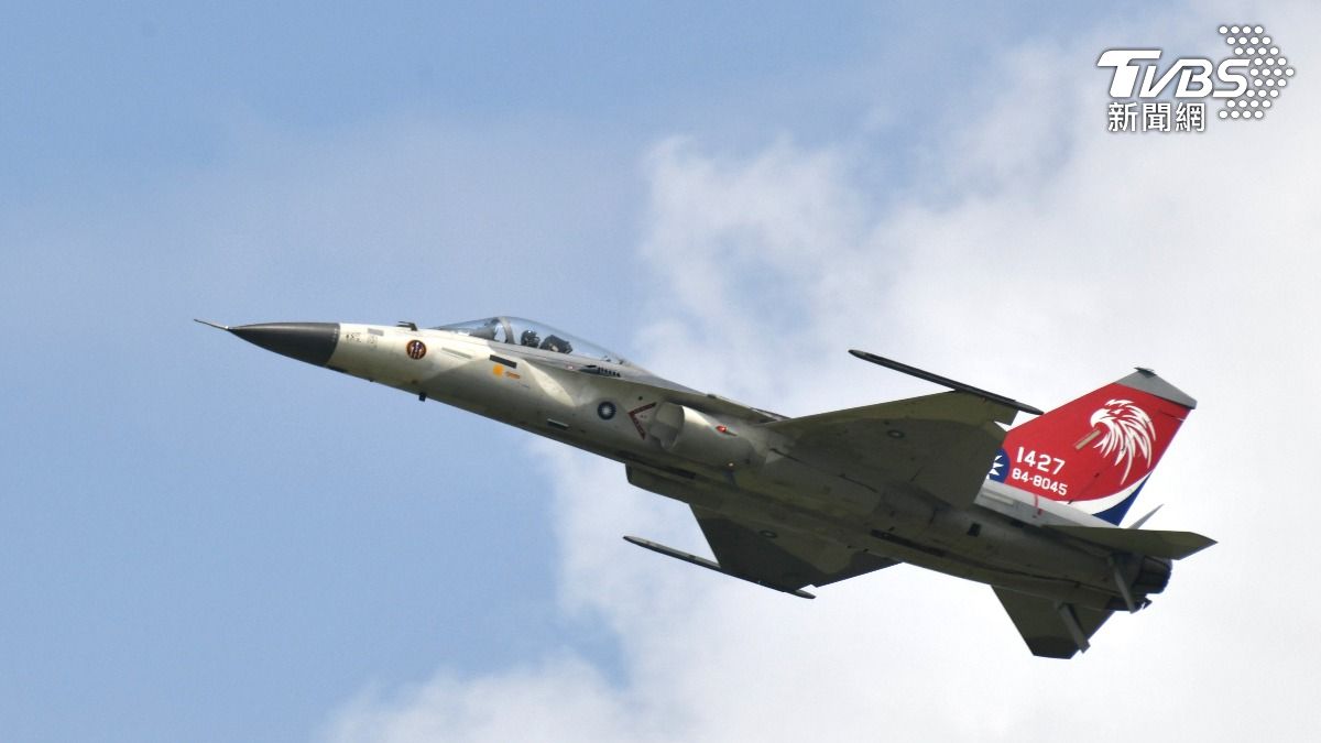 三型主力戰機(IDF經國號、幻象2000、F-16V)接力進行單機性能展示。(圖/胡瑞麒攝)