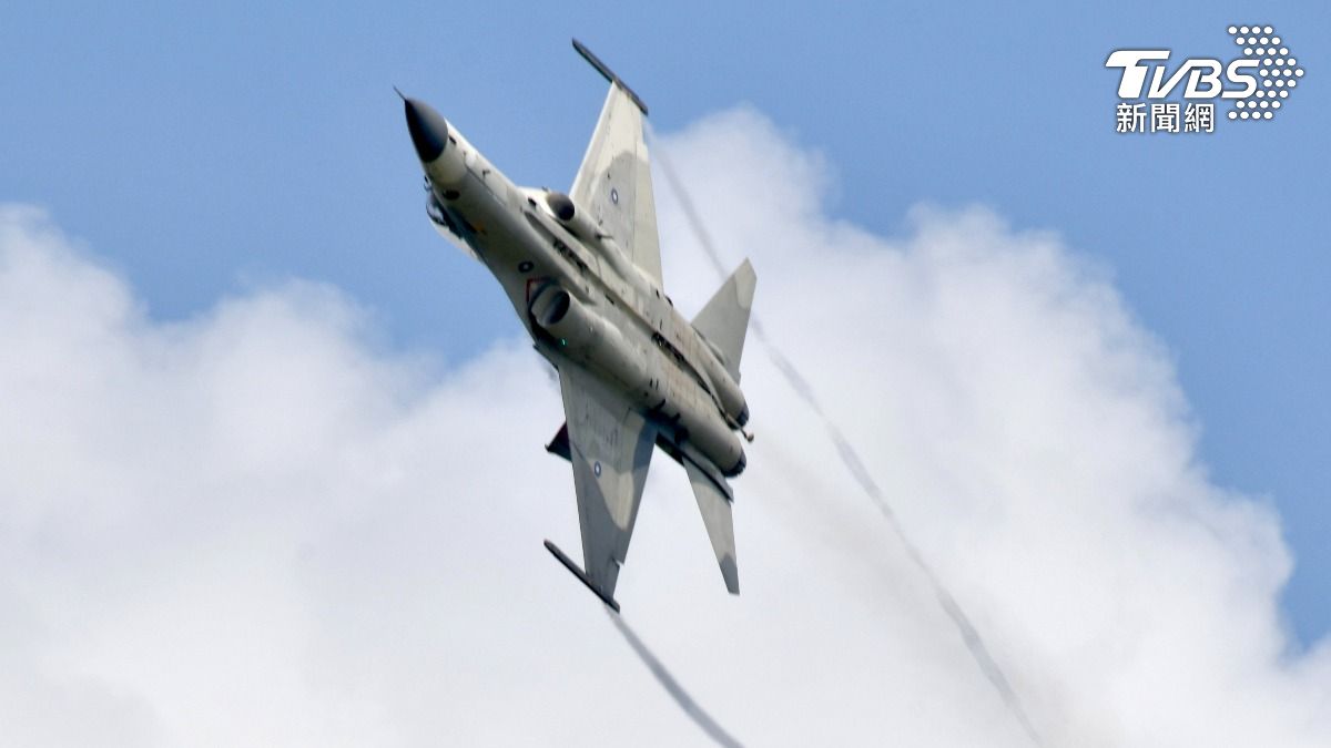 三型主力戰機(IDF經國號、幻象2000、F-16V)接力進行單機性能展示。(圖/胡瑞麒攝)