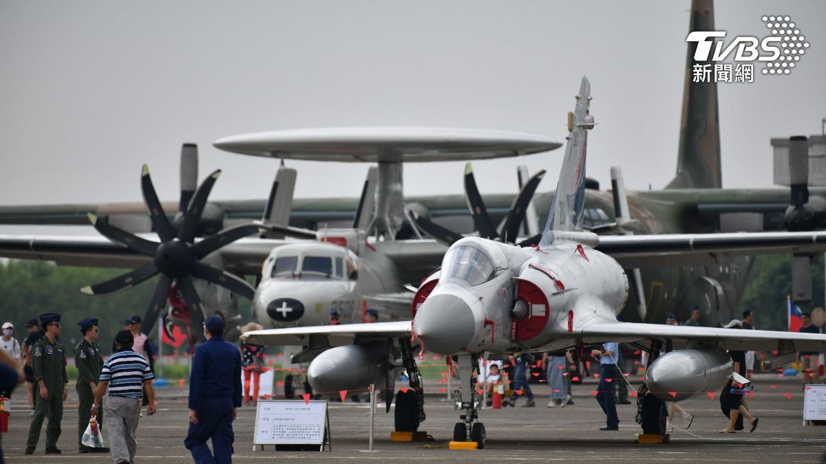 除了動態演出外,三軍也展出各型軍機、阿帕契攻擊直升機和愛國者飛彈等總計27種空地武器裝備。(圖/胡瑞麒攝)