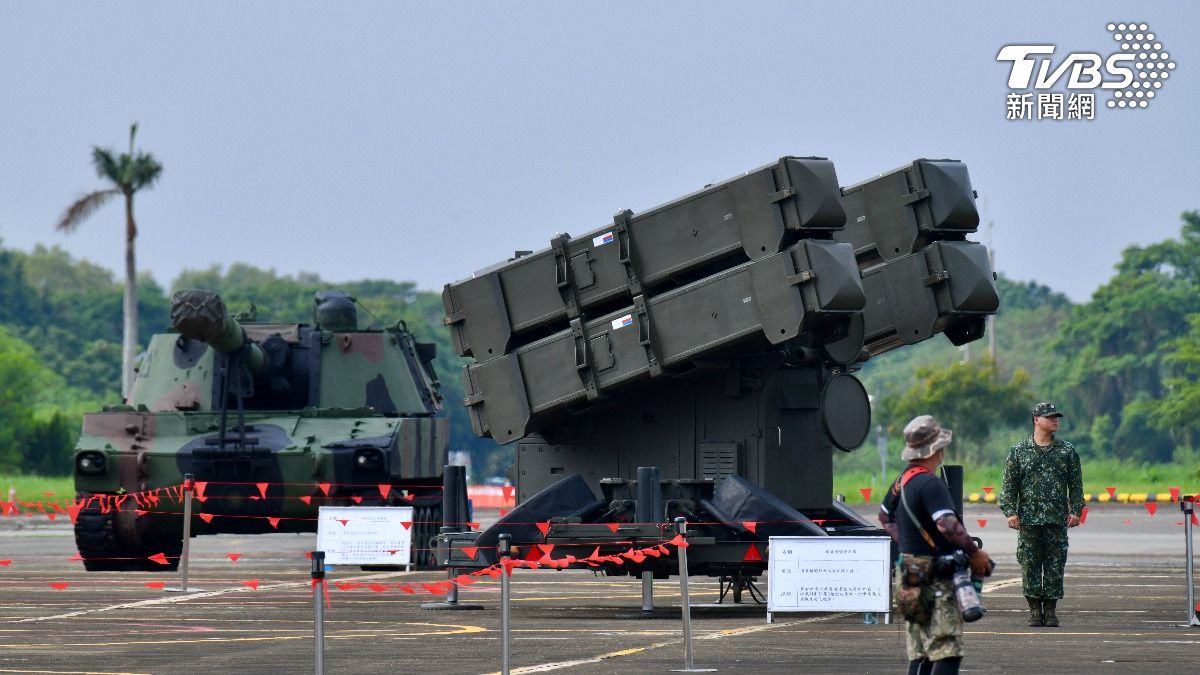 除了動態演出外,三軍也展出各型軍機、阿帕契攻擊直升機和愛國者飛彈等總計27種空地武器裝備。(圖/胡瑞麒攝)