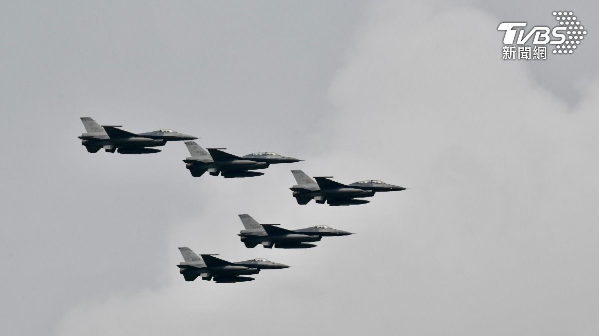 空軍嘉義基地開放預演F-16V展特技。(圖/胡瑞麒攝)