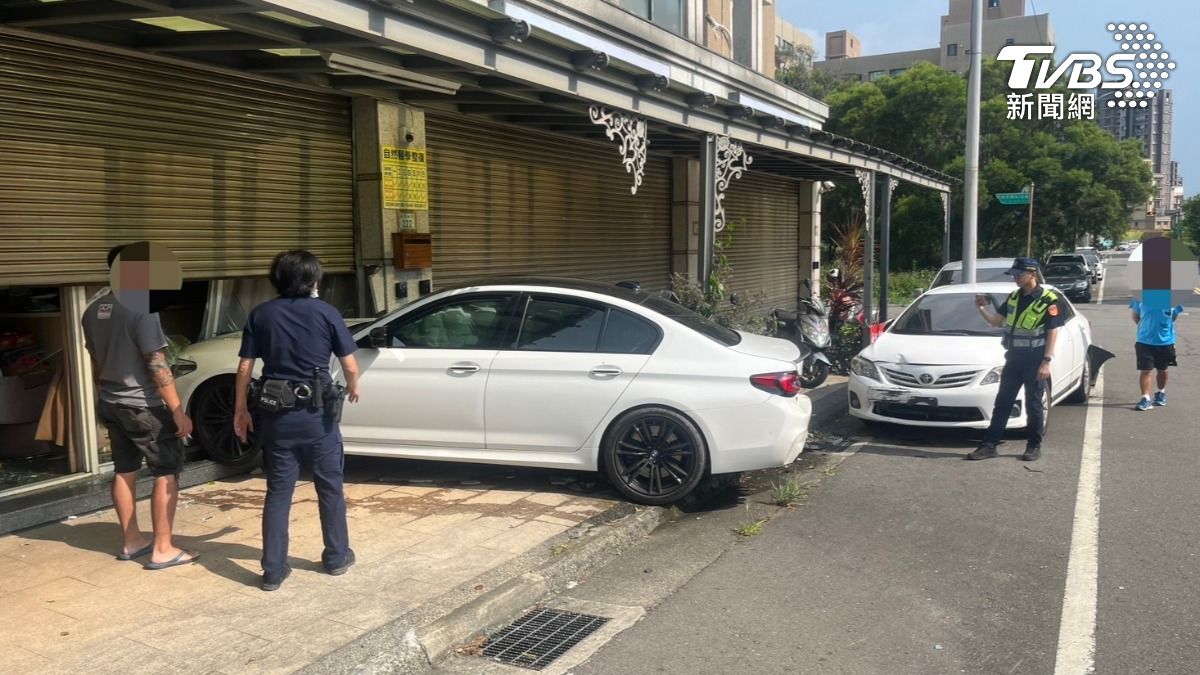 快訊／疑操作不慎！BMW M5街頭「飄移」　失控衝撞民宅釀2傷