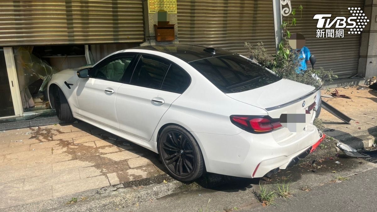 BMW轎車失控衝撞民宅。(圖/TVBS)