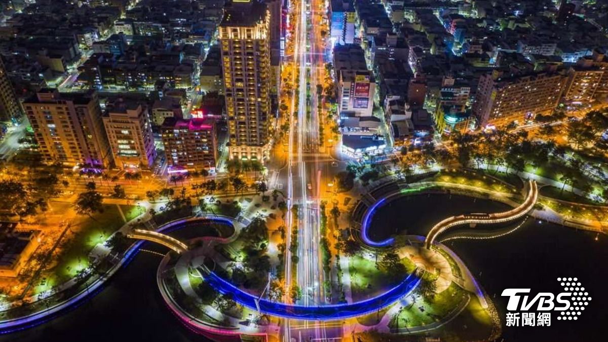 「愛河之心」令情侶心醉的夜景,如寶石項鍊在黑夜中閃爍發亮。(圖/TVBS)