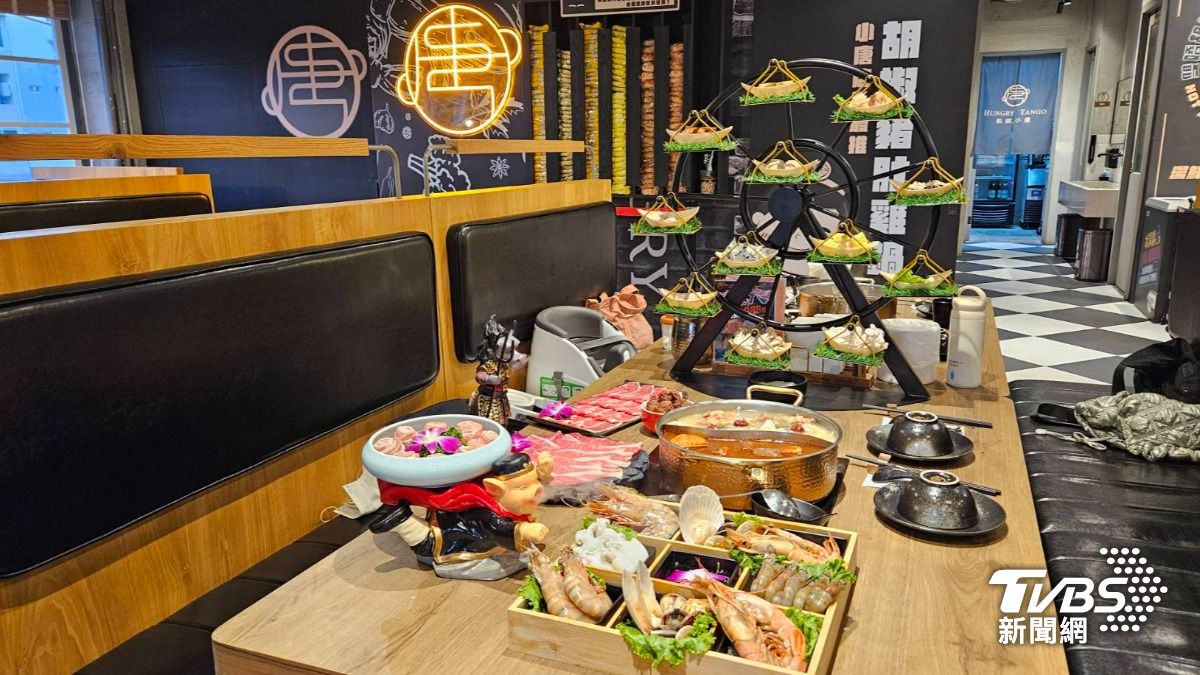 甜蜜七夕限定雙人粉紅牛奶鍋套餐,把菜盤做成摩天輪形狀。(圖/TVBS)