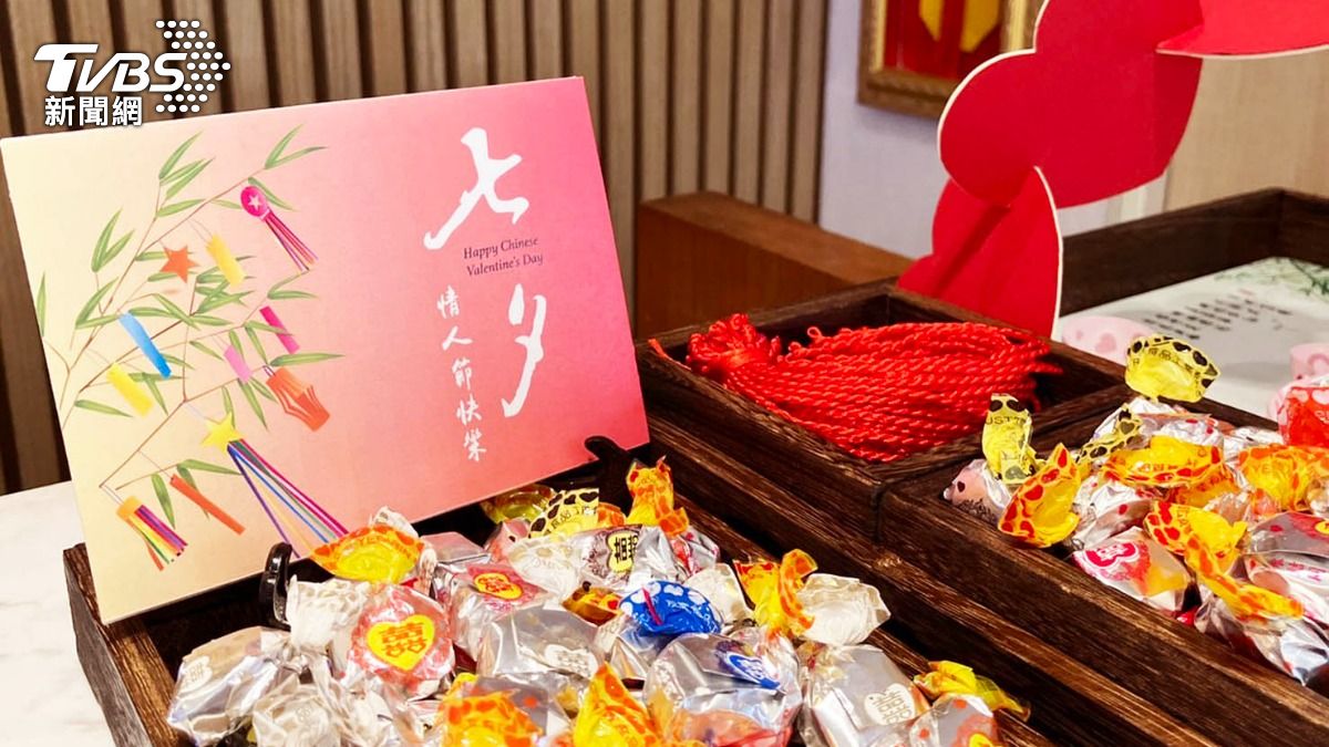 翰品酒店七夕擺放復古懷舊的情人糖還有紅線,為情人節增添甜蜜好姻緣。(圖/TVBS)