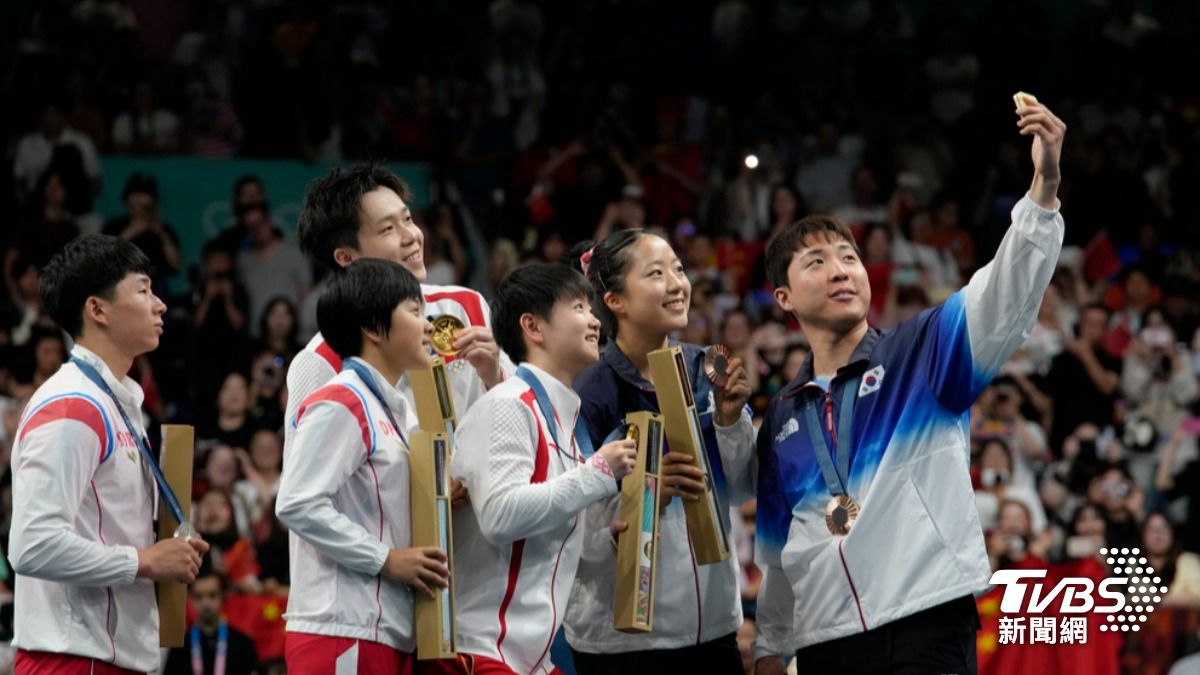 7月30日南韓(右一、右二)、北韓(左一、左二)與中國桌球選手一起自拍,展現團結。(圖/達志影像美聯社)