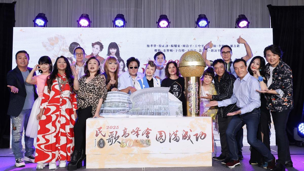 楊耀東(左7)是劉文正過去的鄰居。(圖/寬宏藝術提供)