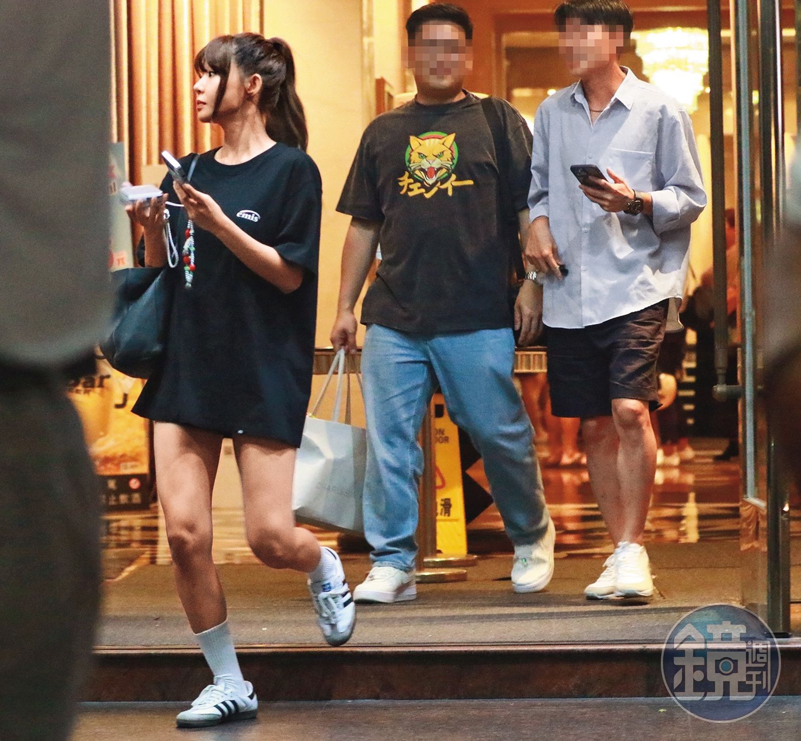 23:35,陳怡叡(左)離開時,男友Steven(右)與友人也同行,最後小倆口單獨離去。(圖/鏡週刊)