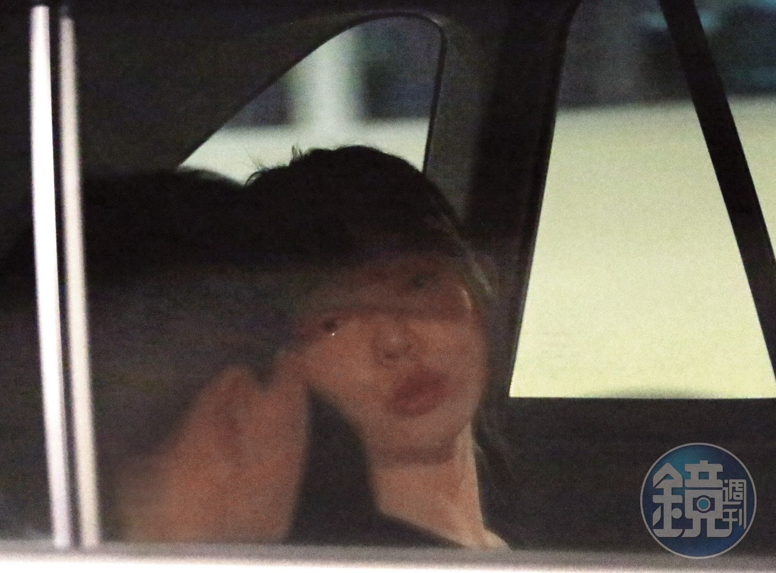 23:44,搭多元計程車的陳怡叡(右)與Steven(左)看來正熱戀,眼神都離不開彼此。(圖/鏡週刊)