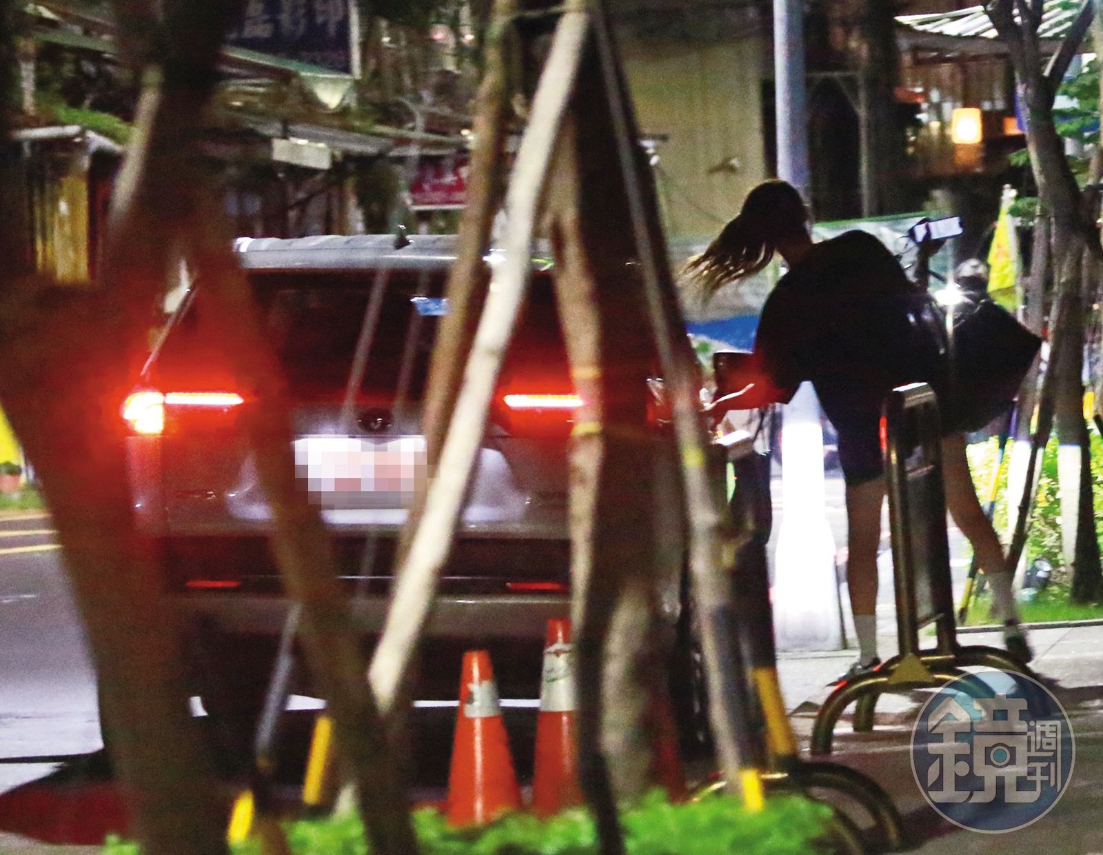 23:47,陳怡叡(右)先到一處民宅拿行李,然後再跟計程車上的Steven會合。(圖/鏡週刊)