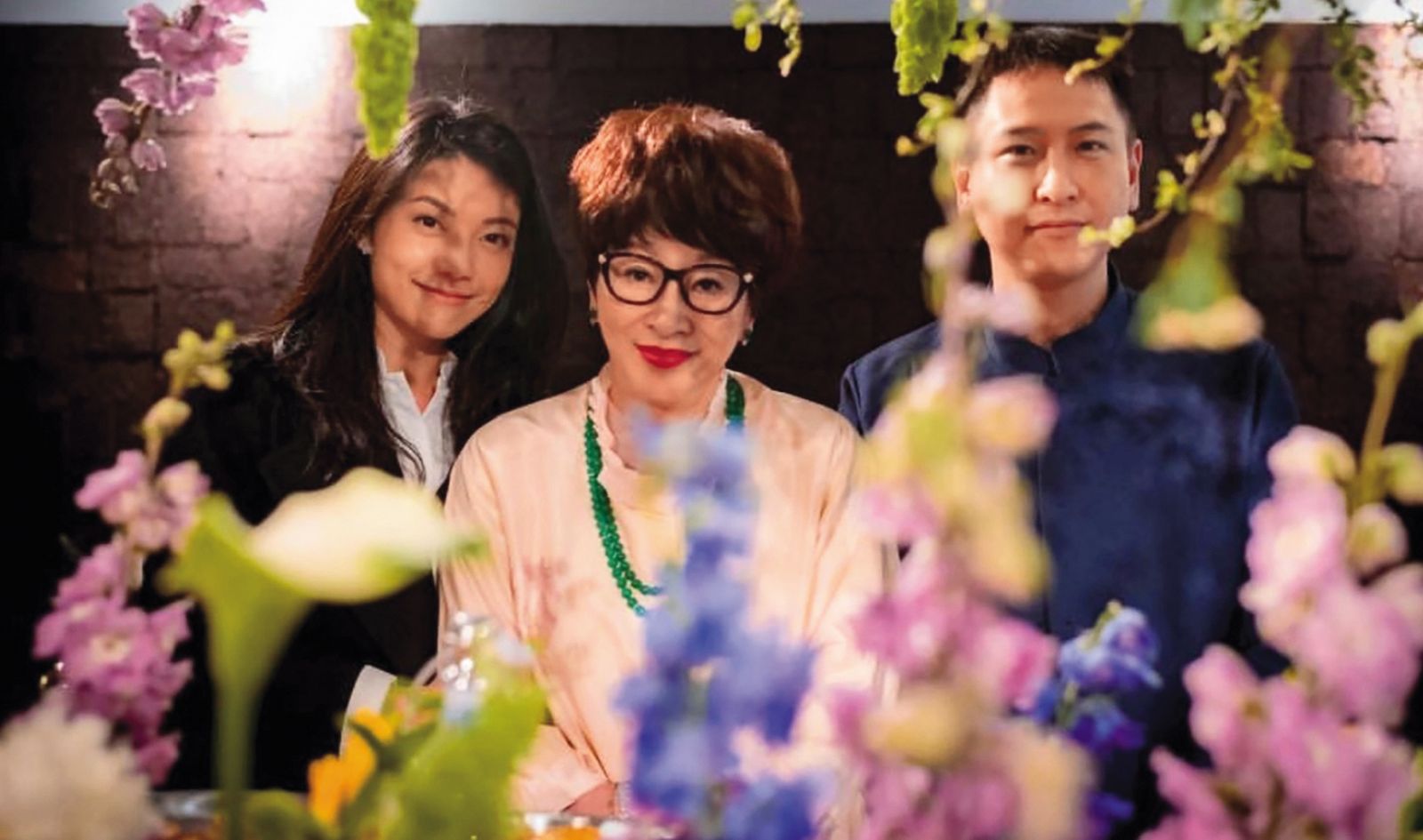 陳薇巧(左)是陳怡叡新男友Steven的姊姊,當時她與有「國民老公」之稱、湯臣的湯珈鋮(右)爆出交往,也傳湯珈鋮的媽媽徐楓(中)對她很滿意。(翻攝自陳薇巧IG)